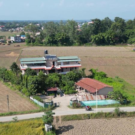 Hotel Tree Tops- A Serene Friendly Hotel In Sauraha Chitwan Esterno foto